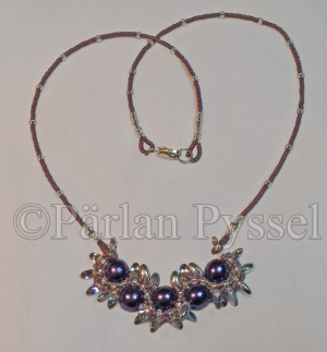 Halsband med vaxade glaspärlor, seedbeads och rizopärlor i egen design.