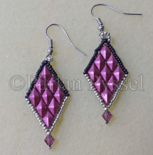Örhängen gjorda med diamond duo, seedbeads och Swarowski bicones i egen design.