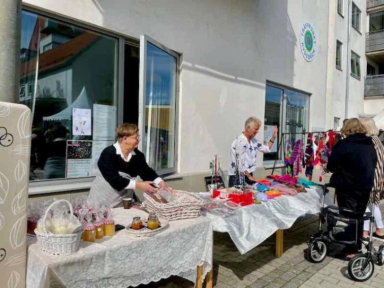Hemlagade läckerheter och vackra handarbeten salufördes utanför Träffpunkten Hemlagade läckerheter och vackra handarbeten salufördes utanför Träffpunkten
