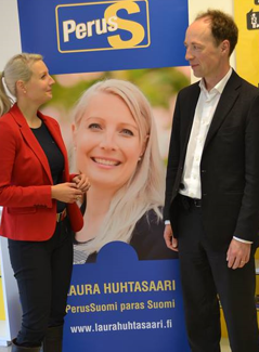 Laura Huhtasaari on yksi Petterssonin tutkimista naisbloggaajista, Jussi Halla-aho kuuluu taas maahanmuuttokriittisten joukkoon. Kuva: Laura Huhtasaari. Laura Huhtasaari on yksi Petterssonin tutkimista naisbloggaajista, Jussi Halla-aho kuuluu taas maahanmuuttokriittisten joukkoon. Kuva: Laura Huhtasaari.