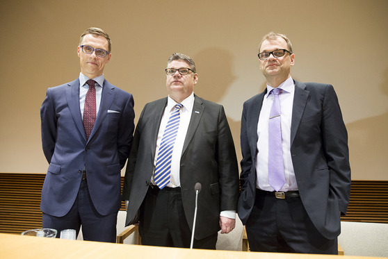 Alexander Stubb (Kokoomus), Timo Soini (Perussuomalaiset) ja Juha Sipilä (Keskusta) johtavat Suomea seuraavat neljä vuotta. Göran Djupsundin mukaan heillä ei ole paljon kokemusta Suomen johtamisesta. Kuva: Hanne Salonen / Eduskunta. Alexander Stubb (Kokoomus), Timo Soini (Perussuomalaiset) ja Juha Sipilä (Keskusta) johtavat Suomea seuraavat neljä vuotta. Göran Djupsundin mukaan heillä ei ole paljon kokemusta Suomen johtamisesta. Kuva: Hanne Salonen / Eduskunta.