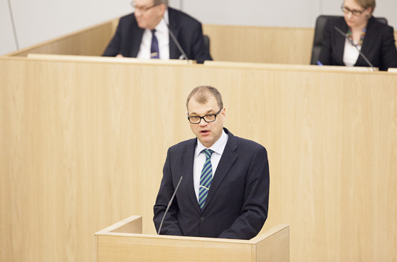 Suomen pääministeri Juha Sipilä, Keskusta. Kuva: Hanne Salonen / Eduskunta. Suomen pääministeri Juha Sipilä, Keskusta. Kuva: Hanne Salonen / Eduskunta.