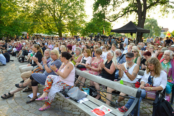 Yleisöä Almedalenissa. Kuva: Marcus Johnson, Leanderfotograf. Yleisöä Almedalenissa. Kuva: Marcus Johnson, Leanderfotograf.