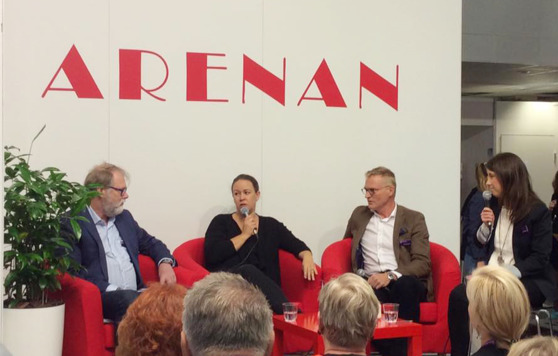 Jarmo Lainio, Maria Wetterstrand, Henrik Meinander ja keskustelua johtanut Lotta Hoppu Sisuradiosta. Kuva: Folktinget. Jarmo Lainio, Maria Wetterstrand, Henrik Meinander ja keskustelua johtanut Lotta Hoppu Sisuradiosta. Kuva: Folktinget.