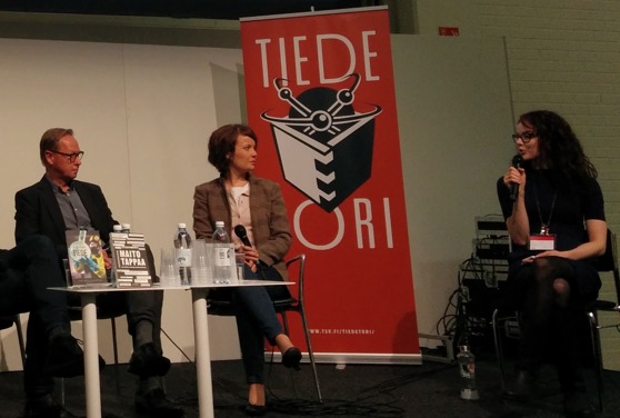 Esa Väliverronen, Mari K. Niemi ja Rosa Lampela keskustelivat tutkijoista ja mediasta. Kuva: Michaela von Kügelgen / Addeto. Esa Väliverronen, Mari K. Niemi ja Rosa Lampela keskustelivat tutkijoista ja mediasta. Kuva: Michaela von Kügelgen / Addeto.