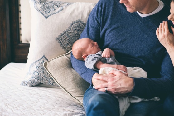 Ruotsissa korvamerkityt isyyspäivät johtavat siihen, että yhä useampi isä on kotona lasten kanssa, mutta tilanne ei ole edelleenkään tasa-arvoinen. Kuva: Andrew Branch/Unsplash. Ruotsissa korvamerkityt isyyspäivät johtavat siihen, että yhä useampi isä on kotona lasten kanssa, mutta tilanne ei ole edelleenkään tasa-arvoinen. Kuva: Andrew Branch/Unsplash.