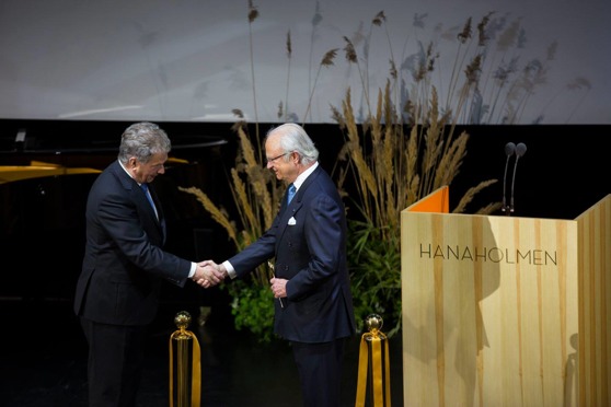 President Sauli Niinistö och kung Carl XVI Gustaf på Hanaholmen där kungen överräckte Sveriges officiella gåva. Foto: Hanaholmen.