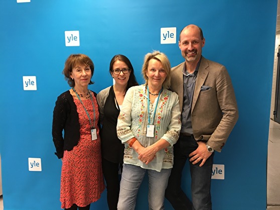 Li Hellström, SR, Anna Bäck, Yle, Karin Wickström, SR ja Jonas Jungar, Yle tapasivat keväällä Ylellä ja vertailivat yleisradiotoimintaa Suomessa ja Ruotsissa. Li Hellström, SR, Anna Bäck, Yle, Karin Wickström, SR ja Jonas Jungar, Yle tapasivat keväällä Ylellä ja vertailivat yleisradiotoimintaa Suomessa ja Ruotsissa.