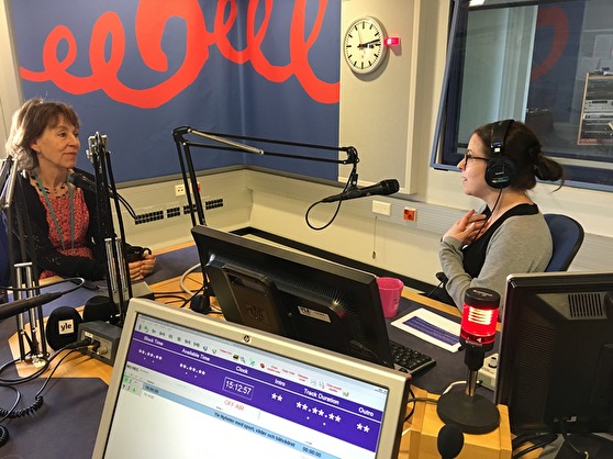 Li Hellström ja Anna Bäck keskustelevat. Li Hellström ja Anna Bäck keskustelevat.