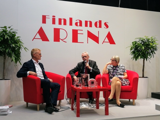Henrik Meinander ja Dick Harrison keskustelivat Göteborgin kirjamessuilla. Maria Romantschuk Hanasaaresta johti keskustelua. Kuva: Addeto. Henrik Meinander ja Dick Harrison keskustelivat Göteborgin kirjamessuilla. Maria Romantschuk Hanasaaresta johti keskustelua. Kuva: Addeto.