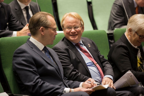 Puolustusministerit Jussi Niinistö ja Peter Hultqvist Hanakäräjillä. Niinistö sanoi puheessan, että hän on viimeisen parin vuoden aikana tavannut Hultqvistia useammin kuin omia vanhempiaan. Kuva: Jakke Nikkarinen / Hanasaari. Puolustusministerit Jussi Niinistö ja Peter Hultqvist Hanakäräjillä. Niinistö sanoi puheessan, että hän on viimeisen parin vuoden aikana tavannut Hultqvistia useammin kuin omia vanhempiaan. Kuva: Jakke Nikkarinen / Hanasaari.