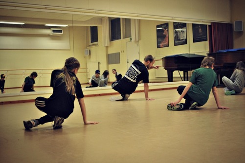 Mikael instruerar sina b-boys och b-girls i att komma upp till stående på en arm.... Mikael instruerar sina b-boys och b-girls i att komma upp till stående på en arm....
