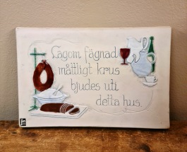Keramiktavla JIE - "Lagom fägnad lagom krus, bjudes uti detta hus". Bredd 31 cm, höjd 20 cm. Fint skick. 75 SEK