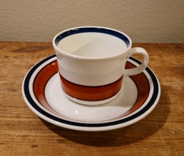 Kaffekopp Arabia "Unikko" (3). Diam. fat 13,8 cm, diam. kopp 7,5 cm. Fint skick. 100 SEK/st