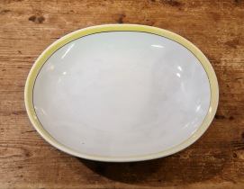 Djup skål med gulsvart rand Gustavsberg. Längd 23 cm, bredd 19,5 cm, djup 5 cm. Okänd modell. Fint skick. 75 SEK