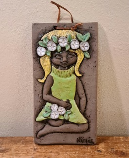 Keramiktavla Ninnie, "Flicka med blommor i håret". Höjd 22 cm, bredd 12 cm. Fint skick. 65 SEK