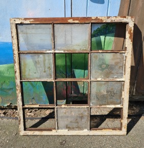 Fyrkantigt fönster med smårutor. Höjd ca 90,5 cm, bredd cia 84,5 cm. Bredden skiljer sej lite upptill resp. mitten. Träplugg.  Renoveringsobjekt. 450 SEK