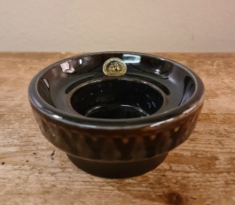 Låg keramikljusstake Söholm, Bornholm. Höjd 4 cm, diam. 9 cm. Fint skick. 55 SEK