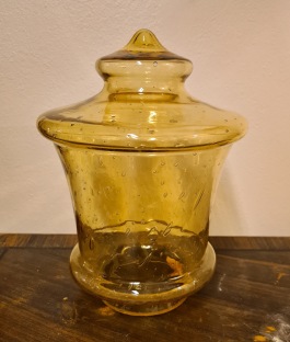 Lampkupa i gulbruntonat glas med bubblor. Höjd ca 24,5 cm. Ytterdiam. fäste 9,5 cm. Fint skick.  75 SEK