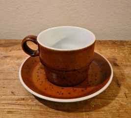 Kaffekopp med fat Gustavsberg "Coq" (8). Diam. fat 13 cm, diam. kopp 7,5 cm. Stig Lindberg. Fint skick. 75 SEK/st