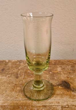 4 st gröntonade snapsglas. Höjd 10,5 cm. Fint skick. 60 SEK