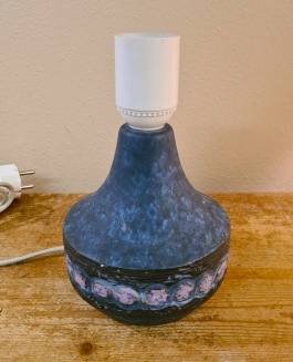 Blå mönstrad bordslampa Norrmans Motala. Höjd inkl. lamphållare ca 18 cm. Fint skick. 120 SEK