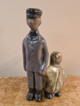 Keramikfigurin JIE - Man och barn. Höjd ca 18 cm. Design Elsie Bourelius. Fint skick. 75 SEK