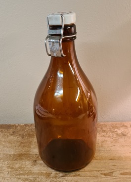 Brun flaska "Valhalla Bryggeri klass 1" Höjd 30 cm. Lite missfärgning inuti, annars bra skick. 100 SEK