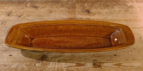 Avlångt brunt skålfat Old Höganäs. Längd 39 cm, bredd 13 cm. Djup ca 5 cm. Fint skick. 75 SEK