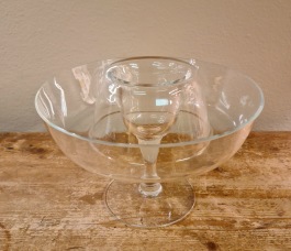 Räkskål i glas, på fot. Höjd 13,5 cm (mitten), diam. 19,5 cm. Fint skick. 175 SEK
