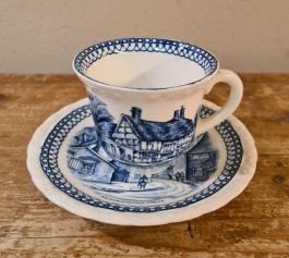 Kaffekopp med fat Myott Son & Co, "Shakespear Land". Diam. fat 12 cm, diam. kopp 7 cm. Höjd kopp 6 cm. Fint skick. 40 SEK