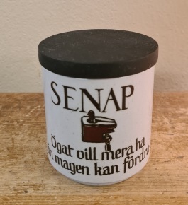 Burk Knabstrup, "Senap". Höjd 7,5 cm, diam. ca 6,5 cm. Fint skick. 40 SEK