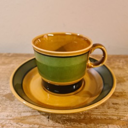 6 st kaffekoppar med fat Stavangerflint "Amber". Diam. fat 14,5 cm, diam. kopp ca 8 cm. Lite skillnad i färg mellan kopparna men inga skador.  350 SEK