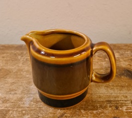 Gräddkanna Stavangerflint "Amber". Höjd 6 cm. Fint skick. 50 SEK