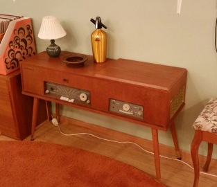 Radiogrammofon Philips, renoveringsobjekt. Ett par ben behöver fästas, vissa detaljer är lösa eller saknas. Ytan i fint skick. Bruksanvisning finns med. Längd 102 cm, höjd 61 cm och djup 33 cm. Fler bilder kan fås vid förfrågan. Hämtas på plats. Pris: 250 SEK