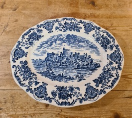 Uppläggningsfat Enoch Wedgwood, "Royal Homes of Britain". Längd 31 cm, bredd 24,5 cm. Fint skick. 85 SEK