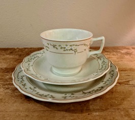 6 st kaffekoppar m. fat inkl. assietter "Royal Daulton". Assiett diam. 17 cm, diam. kopp 8,5 cm. Kaffefat 15 cm i diam. Fint skick. 360 SEK