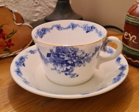 5 st kaffekoppar med fat Gustavsberg "Juno". Diam. fat 12,5 cm, diam. kopp ca 7,8 cm. Guldkanten upptill lite sliten, annars gott skick. 175 SEK