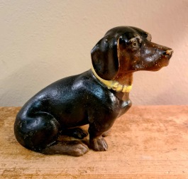 Hundfigurin - Tax. Längd ca 15 cm, höjd 12 cm. Fint skick. 60 SEK