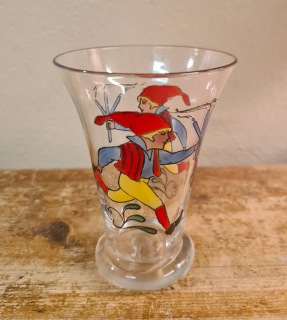 Glas/vas med tomtemotiv. Höjd ca 10 cm, diam. upptill 7,5 cm. Fint skick. 45 SEK