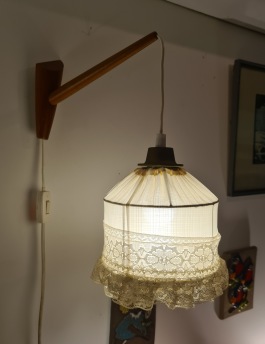 Vägglampa med teakfäste/arm. Längd arm 23 cm, höjd fäste 15 cm. Gott skick. 475 SEK