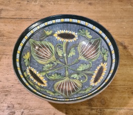 Vacker skål med blommotiv, Tilgmans. Diam. 20 cm, djup 7 cm. Märkt i botten "480 Tilgmans -57". Fint skick. 150 SEK