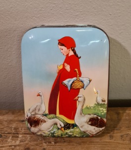 Liten burk/ask "Thorne´s", flicka med gäss. Längd 14,5 cm, bredd 11 cm. Fint skick. 45 SEK