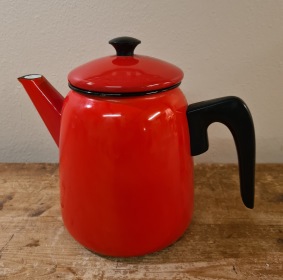 Röd emaljerad kanna Kockums. Höjd inkl. lock 18 cm. 1,5 liter. Lite rost på utsida botten men fint skick inuti och bara nån liten emaljskada på  nederkanten av locket. 150 SEK