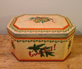 Gul mönstrad burk från Göteborgs Kex, "God Jul". Höjd 10,5 cm, längd 21 cm, bredd 13,5 cm. Ett par små små bucklor i locket men inget som stör, i övrigt väldigt gott skick. 90 SEK