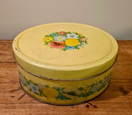 Oval gul burk med blommotiv. Längd 22,5 cm, bredd 18 cm. Lite skav här och där men i det stora hela gott skick. 75 SEK