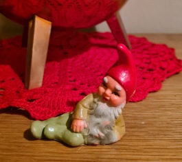 Liggande mindre tomte i plast. Höjd 6,5 cm, längd 7 cm. Lite slitage, annars gott skick.