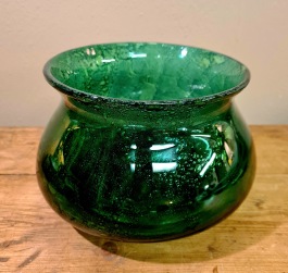 Tung grön glasskål med bubblor i glaset. Osignerad.  Diam. upptill 16 cm, höjd ca 12 cm. Fint skick. 85 SEK