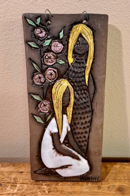 Keramiktavla Ninnie keramik. Två flickor, en stående och en som sitter (vit klänning). Höjd 24 cm, bredd 10,5 cm. Fint skick. 65 SEK