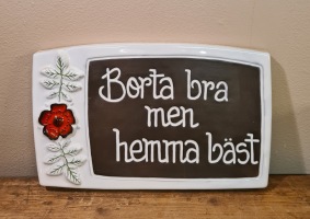 Keramiktavla GABRIEL , "Borta bra men hemma bäst". Höjd 19,5 cm, bredd 31 cm. Fint skick. 80 SEK